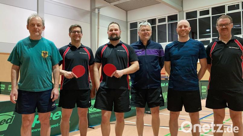 Herbert Grau (Vierter von links) sicherte sich den Vereinstitel in der Tischtennisabteilung des TSV Erbendorf. Bild: plo
