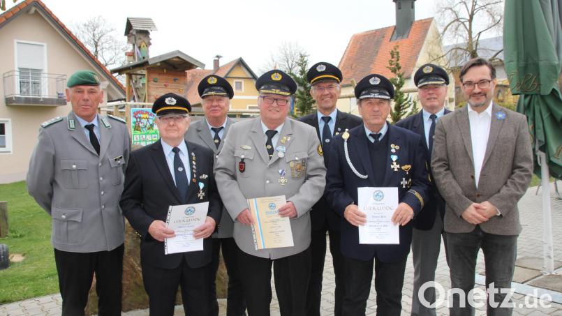 Verdiente Mitglieder wurden mit BKV- Ehrenkreuzen und Jubiläumsmedaillen ausgezeichnet. Dazu gratulierten Oberst Klaus-Peter Berger (links), der stellvertretende Bezirksvorsitzende Josef Hauer (Zweiter von rechts) und Dario Vidojkovic von der Kriegsgräberfürsorge (rechts). Bild: frd