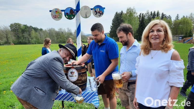 Bürgermeister Anton Peter zapft beim Viehberger Maifest das erste Bierfass an. Die Vorsitzende der Dorfgemeinschaft, Doris Schmidt (rechts), freut sich über den guten Besuch. Bild: Gerhard Doerfler