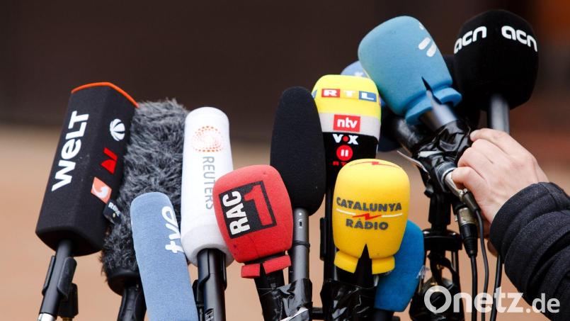 Mikrofone von Journalisten stehen vor der Justizvollzugsanstalt Neumünster. Deutschland ist auf der Rangliste der Pressefreiheit weiter abgerutscht. Bild: Frank Molter/dpa