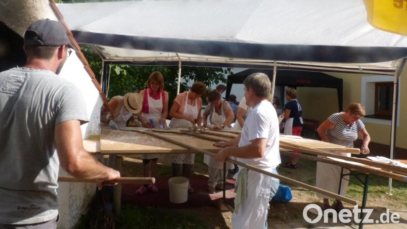 Gemeinderatsmitglieder, ihre Familienangehörigen sowie die Damen des Obst- und Gartenbauvereins helfen traditionell beim Backofenfest in Högen zusammen. Zuletzt taten sie das 2019. Archivbild: fm