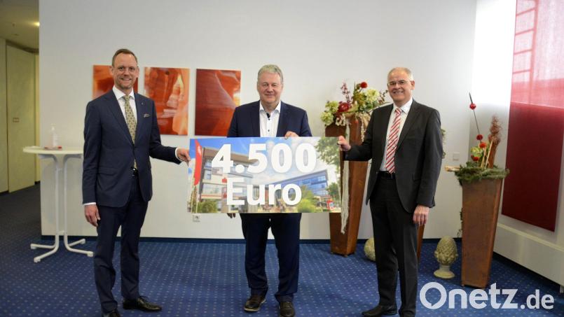 Mit 4500 Euro wird die elektronische Zeitmessung beim Landkreislauf möglich gemacht. Von links: Vorstandsvorsitzender Thomas Pickel, Landrat Richard Reisinger und Vorstandsmitglied Alexander Düssil Bild: Kathrin Schmidt/exb