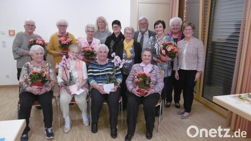Die Jubilarinnen mit Bezirksvorsitzender Margit Konze, Geistlichem Beirat Pfarrer Arnold Pirner sowie und dem Vorstandsteam Rita Gleißner, Rita Hösl, Petra Irlbacher und Luise Köllner. Bild: exb