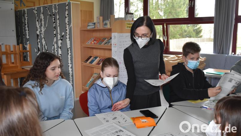 In der pädagogischen Willkommensgruppe an der Mittelschule Waldsassen unterrichtet auch Lehrerin Olga Frank. Die Weißrussin bringt den Kindern und Jugendlichen Deutsch bei. André (rechts) kann unter anderem schon seine Hobbies und sich selbst vorstellen. Bild: lue