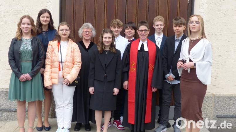 Am 1. Mai gingen in Rothenstadt zehn junge Menschen zur Konfirmation. Religionspädagogin Gabi Mehlan (Vierte von links) und Pfarrerin Heidi Landgraf (Vierte von rechts) feierten mit ihnen den Gottesdienst. Bild: hme