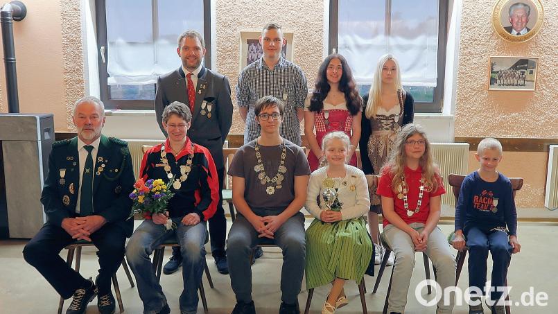 Die neuen Titelträger kürte der Schützengau Steinwald. Im Bild (vorne, von links) Bernhard Schultes (Senioren), Kerstin Schmidt (Damen), Yannik Fenzl (Jugend), Leoni Härtl (Bambini) und Alexandra Denz (Schüler) mit ihren Rittern. Andreas Heinz war bei der Siegerehrung verhindert. Bild: bsc