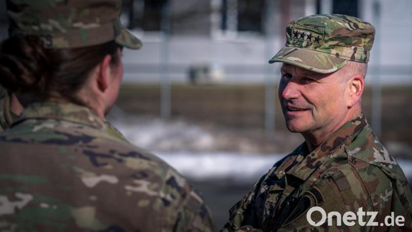General Christopher G. Cavoli (rechts) spricht bei einem Truppenbesuch in Lettland mit 1st Lt. Kelsey Krauss Bild: Maj. Robert Fellingham