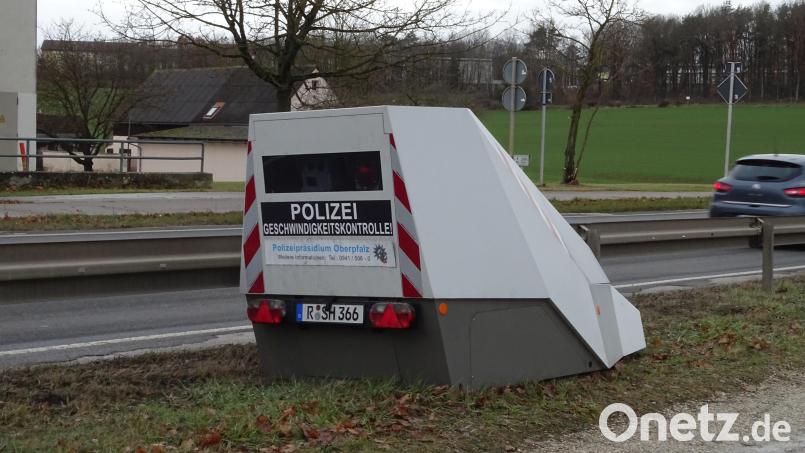 Seit nahezu einem halben Jahr beschäftigt dieser über 20 Zentner wiegende Koloss die Amberger Justiz. Der fahrbare Blitzer hatte auf der A6 bei Theuern (Kreis Amberg-Sulzbach) über Tage hinweg Temposünder fotografiert. 500 von ihnen legten Einspruch gegen Bußgeldbescheide ein. Archivbild: Houschka
