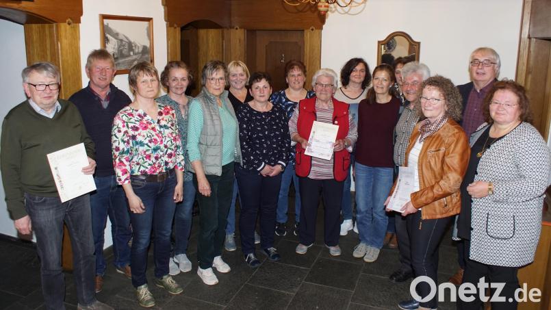 Vorsitzender Andreas Ebnet (Vierter von rechts) wurde im Amt bestätigt. Unser Bild zeigt ihn mit der gesamten Vorstandschaft sowie den geehrten langjährigen Mitgliedern (mit Urkunde). Ihnen gratulierte (von rechts) Kreisfachberaterin Heidi Schmid und Zweiter Bürgermeister Andreas Hopfner. Bild: Ludwig Höcherl/exb