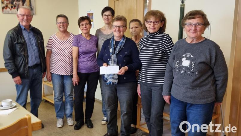 Der Hirschauer Seniorentreff öffnet wieder seine Pforten. Im Kreis der Seniorinnen stellt sich die neue Seniorenbeauftragte vor (von links): Seniorenbeauftragter Rudi Wild, Marianne Wild, Anni Regler, Seniorenbeauftragte Hildegard Gebhardt, Leiterin Maria Ott, Renate Duksch, Hildegard Siegert und Maria Fruth. Bild: u