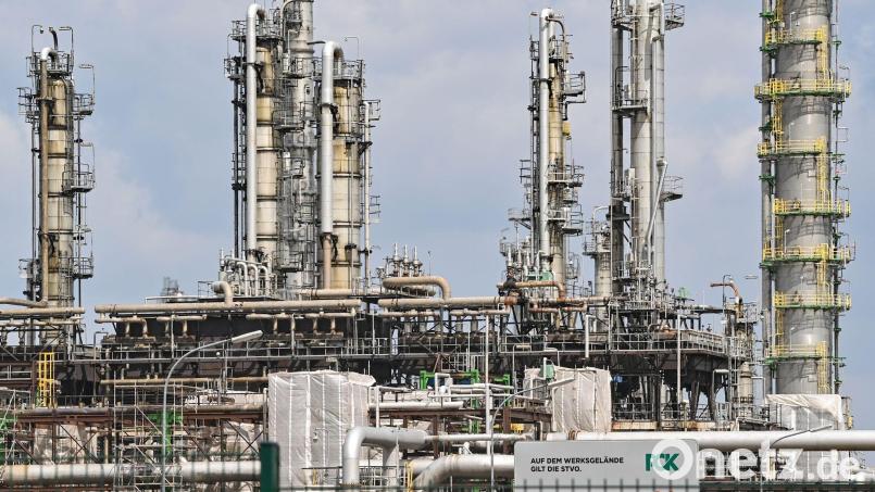 Anlagen auf dem Industriegelände der PCK-Raffinerie GmbH. In der Erdölraffinerie PCK in Schwedt kommt Rohöl aus Russland über die Pipeline „Freundschaft“ an - noch. Bild: Patrick Pleul/dpa