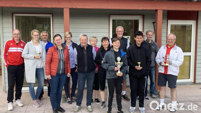 Jede Menge Pokale gab es für die Mitglieder der Tennisgemeinschaft. Bild: bey