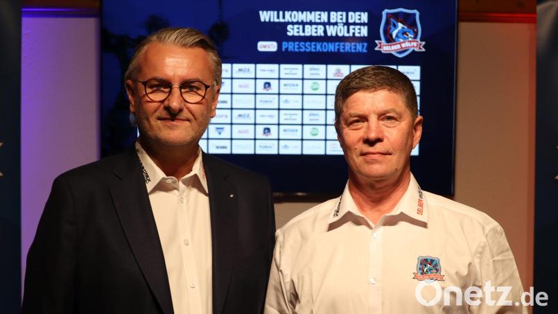 Sergej Waßmiller (rechts) wurde von den Selber Wölfen als neuer Cheftrainer vorgestellt, links Geschäftsführer Thomas Manzei. Bild: Pauline Manzke