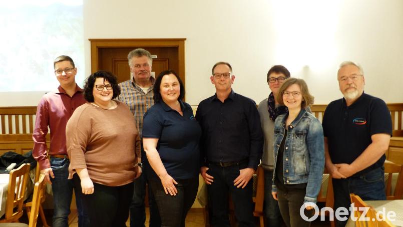 Bei der Unabhängigen Wählergemeinschaft Illschwang engagieren sich (von links) Benjamin Hiltl, Pia Huber, Ernst Herbst, Beate Kohl, Gerad Habermehl, Roswitha Herbst, Marlene Knarr und Wolfgang Stowasser. Bild: Benjamin Hiltl/exb