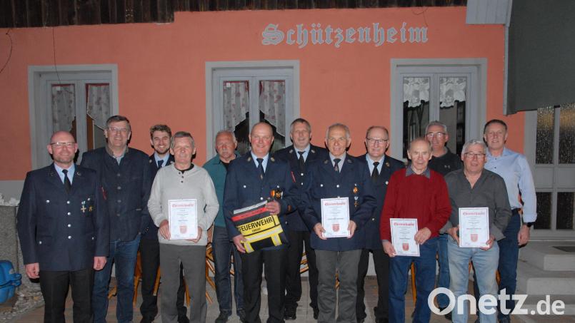 Die Feuerwehr Emhof ehrt langjährige Mitglieder. Ihnen gratulieren Vorsitzender Christian Singer und Bürgermeister Peter Braun (von links) sowie Kreisbrandinspektor Hubert Blödt, Zweiter Bürgermeister Martin Bauer und Dritter Bürgermeister Mathias Huger (rechts, hintere Reihe). Bild: pop
