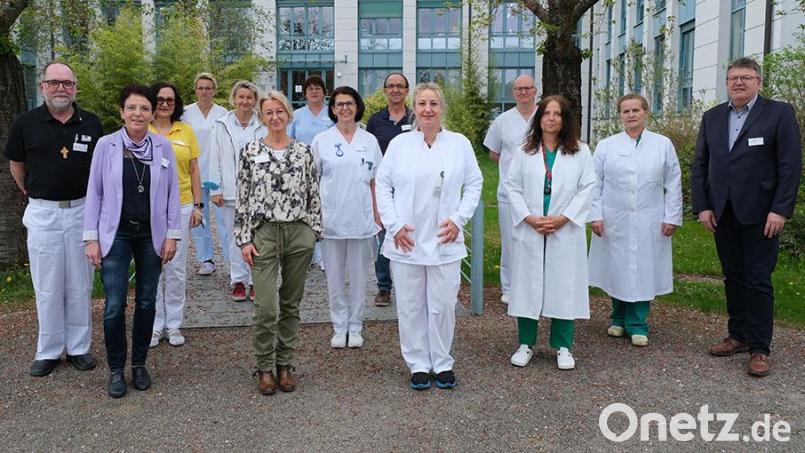 Das neu gegründete PSU-Team am Klinikum Amberg. PSU steht für psychosoziale Unterstützung. 13 Mitarbeiterinnen und Mitarbeiter unterstützen ab sofort Kollegen, die im Alltag Geschichten erlebt haben, die sie nicht mehr loslassen. Bild: Klinikum/Uschold/exb