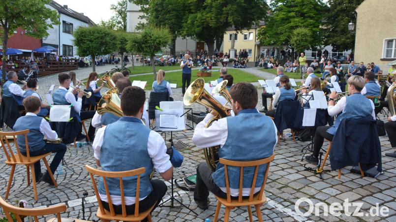 Die Konnersreuther Blaskapelle hofft beim Muttertagskonzert am kommenden Sontag, 8. Mai, auf eine ähnliche Resonanz wie im Juni vergangenen Jahres, als sie zu einer öffentlichen Musikprobe auf den Therese-Neumann-Platz eingeladen hatte. Archivbild: jr