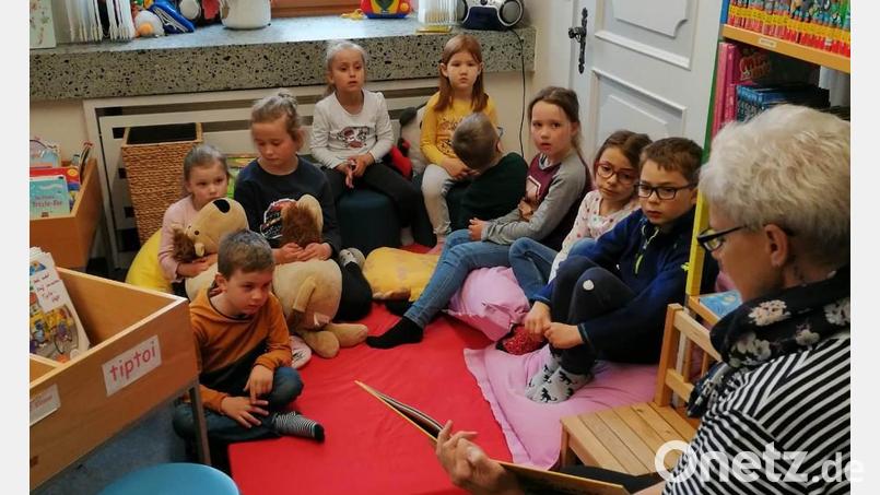 Andrea Franzkowiak (rechts) kam zur Vorlesestunde der Pfarr- und Gemeindebücherei als Gastvorleserin. Bild: Monika Haberl