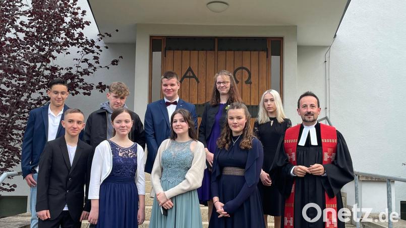 Die neun Hirschauer Konfirmanden werden von Pfarrer Stefan Fischer (rechts) heuer in der Auferstehungskirche in Amberg konfirmiert. Bild: wku