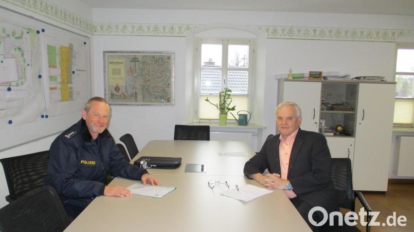 Polizeichef Bernhard Gleißner im Gespräch mit Bürgermeister Günter Kopp. Bild: Gemeinde Kulmain/exb
