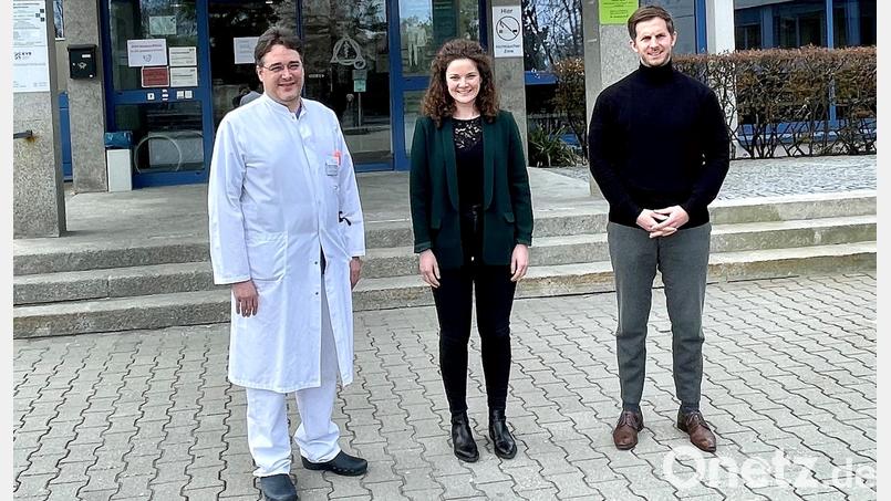 Dr. Christian Glöckner begrüßte den neuen Klinikmanager Felix Sasse (rechts), der die Nachfolge von Jana Humrich antritt. Bild: Steffen König/exb
