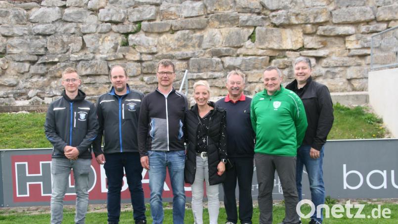 Insgesamt 2000 Euro gab es bei der Spendenübergabe für die Jugendarbeit der Michelfelder Vereine. Von links ein Jugendvertreter der Feuerwehr Michelfeld, Sebastian Höllerl (Vorsitzender Feuerwehr Michelfeld), Sponsor Dieter Hofmann, Kathrin Gsell (Fußball-Jugendleiterin ASV Michelfeld), Heinrich Krodel (Vorsitzender Tennisclub Langgräfe Michelfeld), Josef Diertl (Schützenmeister D´ Speckbachpelzer Michelfeld) und Dritter Bürgermeister Michael Streit. Bild: obl