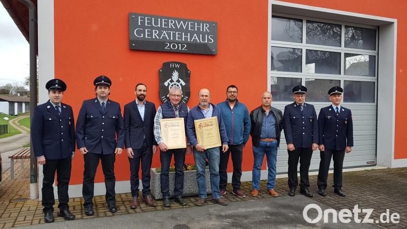 Michael Bauer und Josef Sier (Vierter und Fünfter von links) werden zu Ehrenmitgliedern ernannt. Bürgermeister Armin Bulenda (Dritter von links) sowie die Vorsitzenden und Kommandanten gratulieren. Bild: gi