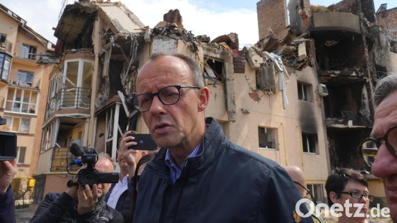 Ukraine, Irpin: Friedrich Merz, CDU-Parteivorsitzender, geht umgeben von Journalisten durch die Stadt Irpin. Bild: Efrem Lukatsky/dpa