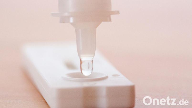 Testflüssigkeit wird auf einen Antigen-Schnelltest gegeben. Bild: Fernando Gutierrez-Juarez/dpa-Zentralbild/dpa/Symbolbild