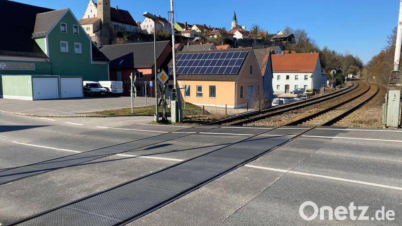 Bahnübergang und Lärm nach Bahn-Elektrifizierung: Sind diese Probleme der Stadt Nabburg durch eine Tieferlegung der Bahnlinie zu lösen? Eine vom Stadtrat in Auftrag gegebene Machbarkeitsstudie soll es zeigen. Bild: Wilhelm Amann
