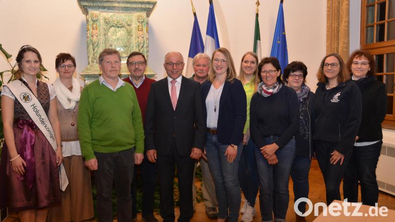 Albert Nickl (Fünfter von links) führt auch weiterhin den Kreisverband für Gartenbau und Landespflege an. Neu sind seine Stellvertreter Claudia Fichtl (Siebte von links) und Josef Höllerl (Dritter von links). Holunderkönigin Sandra Neubeck (links) übergibt ihr Amt am 24. Mai an ihre Nachfolgerin. Bild: dob