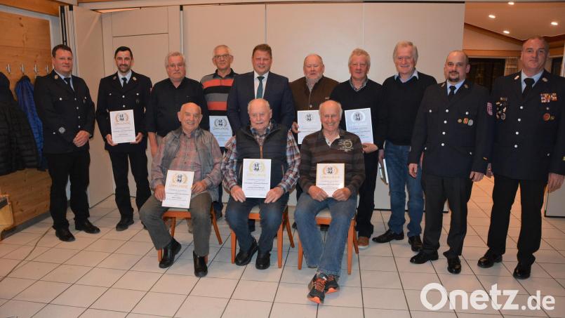 Zahlreiche Ehrungen standen bei der Feuerwehr Oberteich an. Im Bild (sitzend, von links) Hans Lindner, Ludwig Schaumberger und Konrad Schaumberger, die für 60-jährige Treue zur Wehr geehrt wurden, sowie (stehend, von links) Vorsitzender Matthias Lindinger, Georg Schmied, Helmut Schaumberger, Alfred Zintl, Bürgermeister Stefan Grillmeier, Michael Weiß, Herbert Böhm, Anton Bauernfeind, Kommandant Thomas Zintl und Kreisbrandmeister Wolfgang Wedlich. Bild: jr