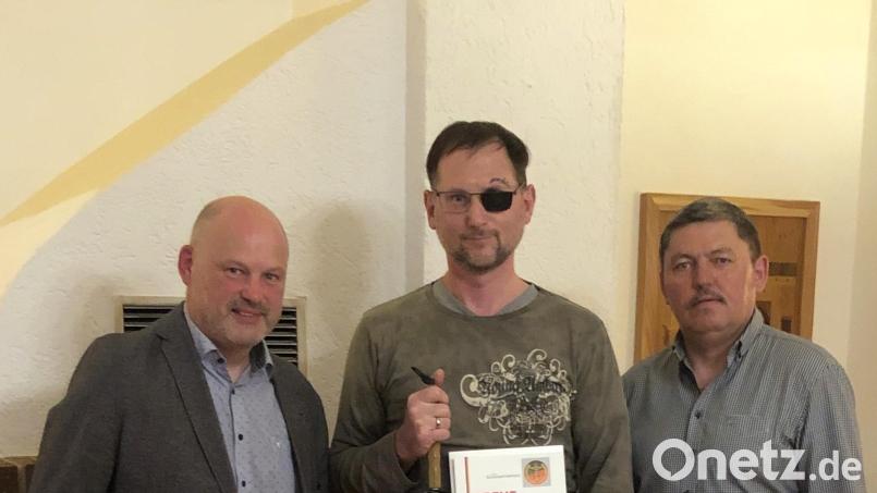 Bezirksvorsitzender Dieter Götz (links) und Vorsitzender Werner Kandler (rechts) ehren Werner Wiesgickl für 25 Jahre Mitgliedschaft beim Deutschen Bundeswehr Verband. Der gesamte Vorstand des &quot;ERH Weiden&quot; wurde bei den Neuwahlen im Amt bestätigt. Bild: ils