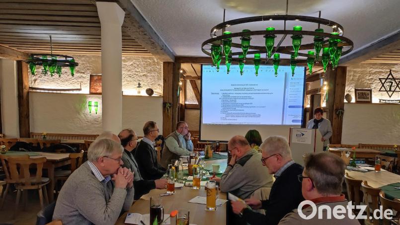 Die Jahreshauptversammlung leitete Anneliese Krenkel (vorne, am Rednerpult). Der von der Versammlung genehmigte Haushalt wurde von Hans Stelzl (vorne, links) dargelegt. Bild: wro