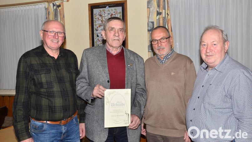 Dritter Bürgermeister Ewald Zetzl gratuliert Werner Kennel zur Auszeichnung durch Rainer Bauer und Willibald Roauer (von links). Bild: fjo