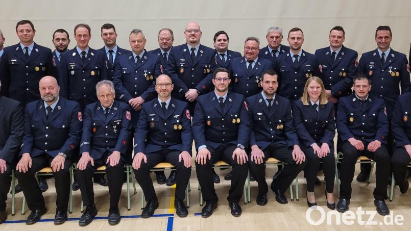 Die neu gewählte Führungsriege der Pfreimder Feuerwehr mit den Vorsitzenden Florian Fröhler (sitzend, Fünfter von rechts) und Stefan Meißner (sitzend, Vierter von rechts) zeigt unser Bild. Bild: hir