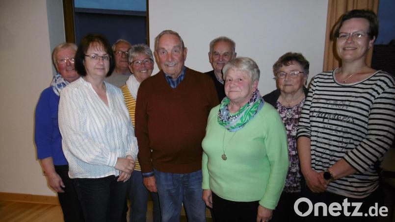 Der KAB-Ortsverband Hahnbach wählt ein neues Führungsteam. In der vorderen Reihe der neue Vorstand (von links): Doris Beer, Karl Novak, Marianne Lindner und Kerstin Strähl, dahinter die fünf Beiräte. Bild: mma