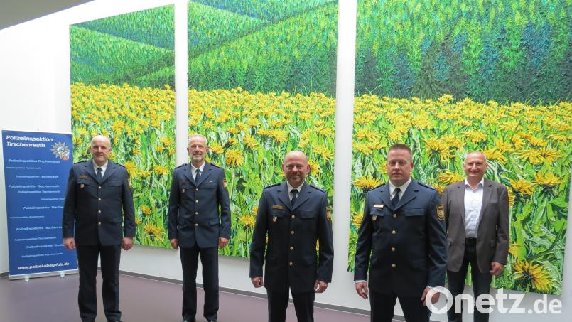 Bei der kleinen Feierstunde waren (von links) der Chef der PI Tirschenreuth, Günther Burkhard, Polizeivizepräsident Thomas Schöniger, Kriminalhauptkommissar Johannes Zeug, Polizeihauptkommissar Andreas Sennert (neuer "Vize-Chef") und Erster Kriminalhauptkommissar Franz Eichenseher (Personalrat) dabei. Bild: Polizeiinspektion Tirschenreuth/exb