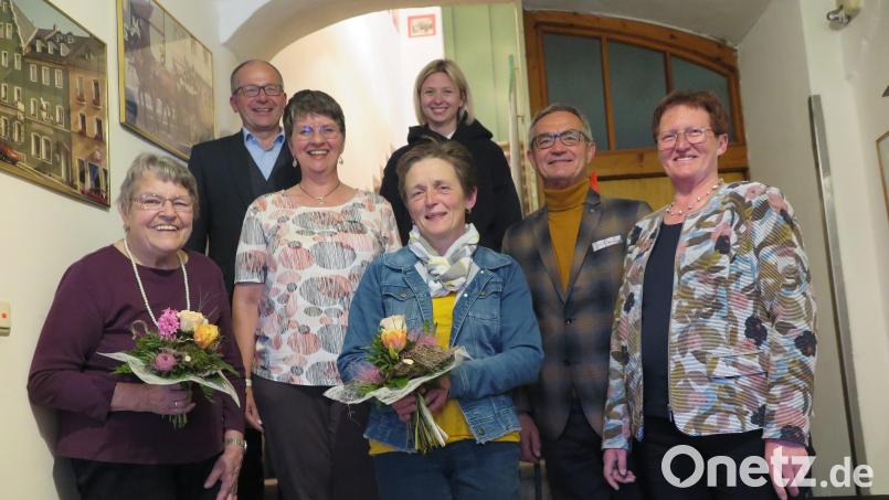 Für langjährige Mitgliedschaft gab es für Erika Doleschal und Claudia Porst (vorne von links) Blumen und Gratulationen von Stellvertretender FU-Kreisvorsitzender Rita Ponnath, CSU-Ortsvorsitzendem Werner Nickl, FU-Ortsvorsitzender Luitgard Witt, JU-Geschäftsführerin Maria Heser und Bürgermeister Roman Schäffler (von rechts). Bild: jzk