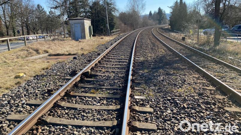 Der Stadtrat darf in seiner eigenen Zuständigkeit klären lassen, ob sich die Themen Bahnübergang und Lärmentwicklung durch eine Tieferlegung der Bahnlinie lösen lassen. Bild: Wilhelm Amann