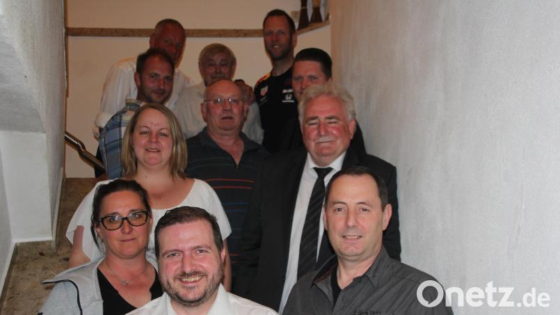 Das neue Vorstandsteam des MSC Tirschenreuth (vorne von links) Nadja Geyer, Vorsitzender Thorsten Oszlonyai und Werner Stopfer sowie weitere Mitglieder und Zweiter Bürgermeister Peter Gold. Bild: kro