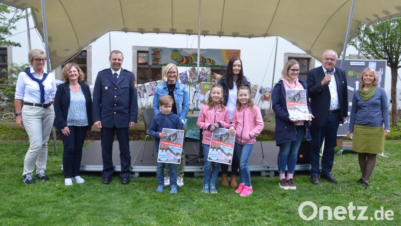 Bürgermeister Lothar Höher (Zweiter von rechts) gratuliert allen Teilnehmern und den stolzen Gewinnern von Escape-Room-Spielen. Bild: Kunz