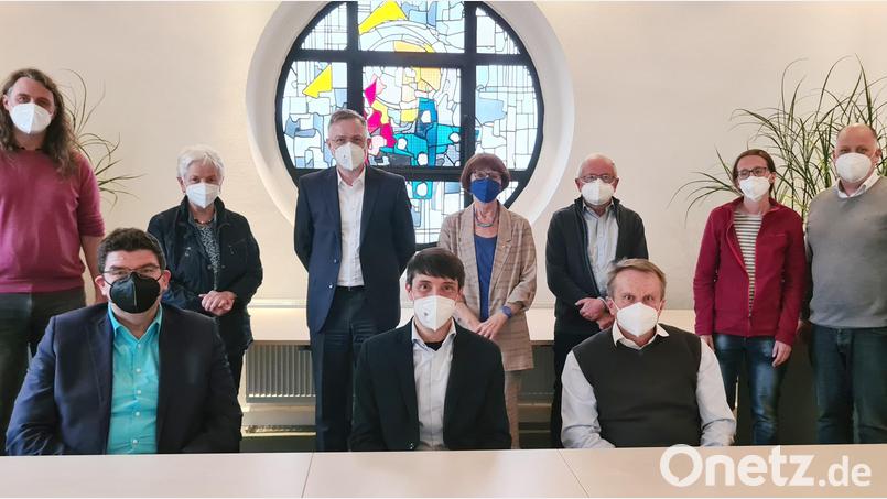 Holger Schedl (vordere Reihe, links) und Karl Rühl (vordere Reihe, rechts) leiten ab sofort die SAPV in der Region. Sie bedankten sich beim bisherigen Vorstand Michael Gleißner (vordere Reihe, Mitte). Bild: SAPV/exb