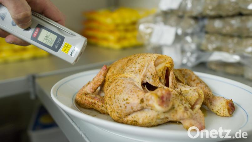 Aus dem Kofferraum auf den Teller - Der Besitzer eines asiatischen Lokals aus Weiden wurde am Donnerstag mit 60 Kilogramm ungekühlten Lebensmitteln im Kofferraum erwischt. Bild: Uwe Anspach/dpa