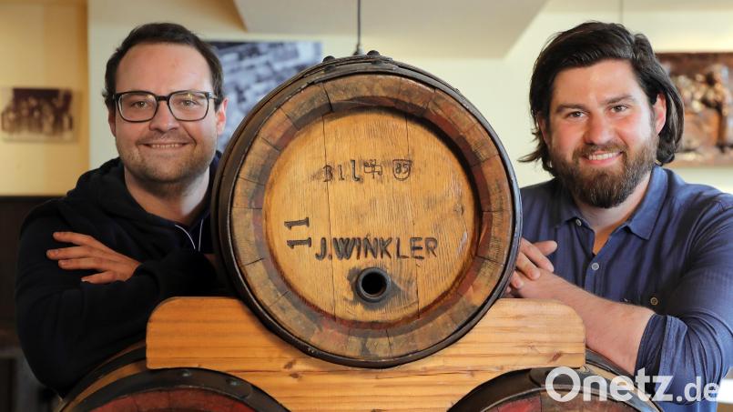In Amberg gibt es wieder eine Zoiglstube. Betrieben wird sie von den Brüdern Johannes (links) und Maximilian Winkler. Bild: Wolfgang Steinbacher