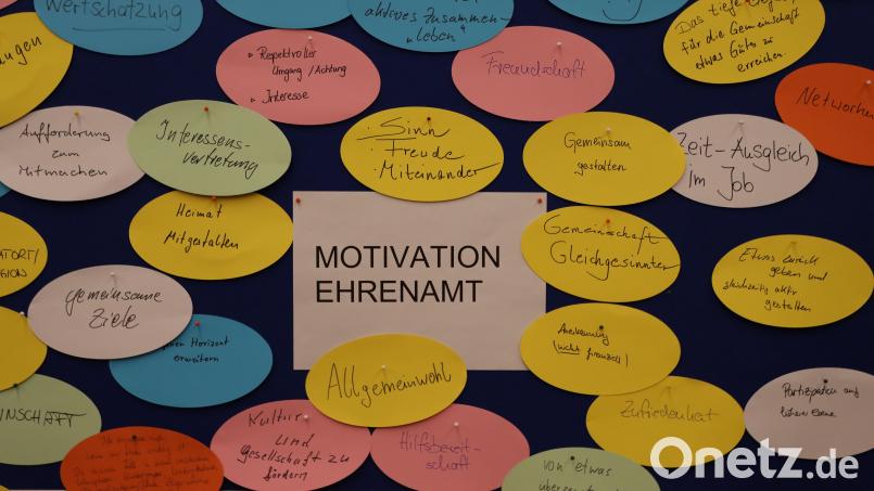 Neben drei Top-Zukunftsthemen der Region machen die beiden Minister auch Vereine und das Ehrenamt zum Thema: Hier haben Oberpfälzer notiert, aus welcher Motivation heraus sie Ehrenämter übernehmen. Bild: olr