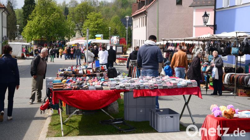 Am Sonntag ab 8 Uhr werden rund 60 Fieranten auf dem Marktplatz und in der Neuenhammer Straße wieder ihre Verkaufsstände aufbauen. Archivbild: bey