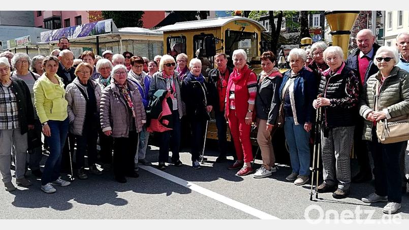 Die Reise der AWO führte die Busfahrer nach Berchtesgaden. Am Kaiserzug der zu den schönsten Plätzen der Stadt führte stellten sich die Reisenden zum Erinnerungsfoto auf. Bild: R. Kreuzer