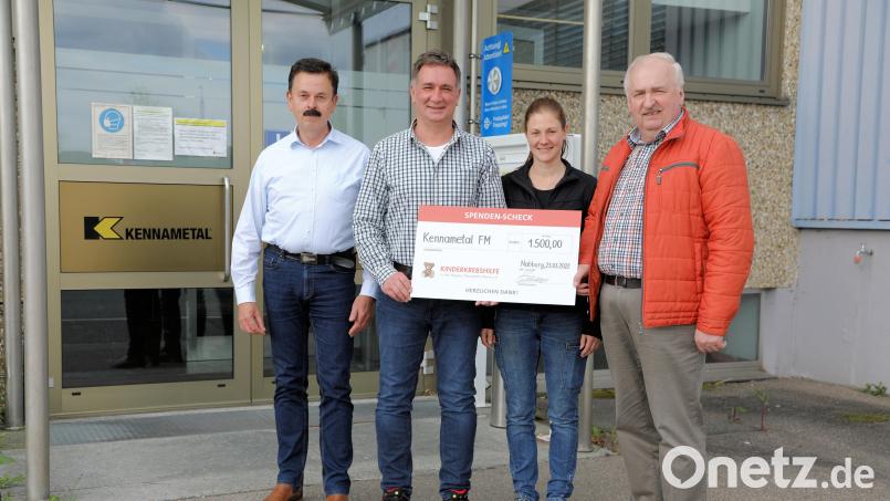 Werkleiter Bernd Lukas (von links), Betriebsratsvorsitzender Wolfgang Zirwick und die zweite Stellvertreterin des Betriebsrates, Christine Scharf, überreichten an Herbert Putzer, den Vorsitzenden der Kinderkrebshilfe, einen Spendenscheck in Höhe von 1500 Euro. Bild: akp