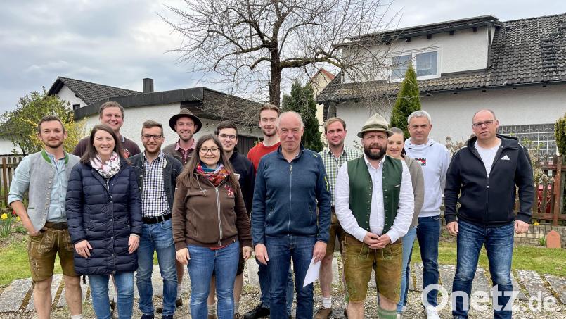 Die aktuelle Vorstandschaft (von links). Maximilian Hirsch (ausgeschieden), Theresa Ströhl, Benedikt Koller, Dominik Wagner, Martin Gmeiner (kommissarisch für Maximilian Hirsch), Stephanie Metschl, Florian Meier, Benedikt Feldbauer, Roland Strehl (Bürgermeister Kümmersbruck), Andreas Hirsch, Josef Vogl, Laura Gimpl, Markus Meier und Wolfgang Meier. Bild: brü